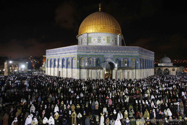 al-aqsa-dome-of-the-rock-worshippers-praying-outside